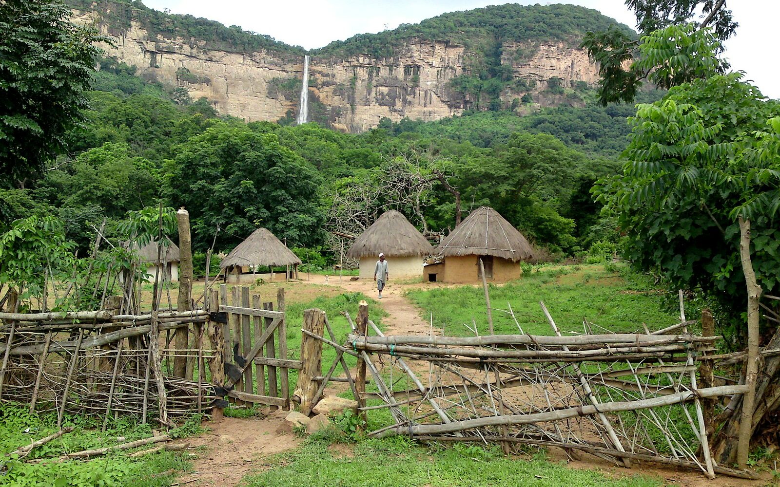 Cases dans un paysage verdoyant